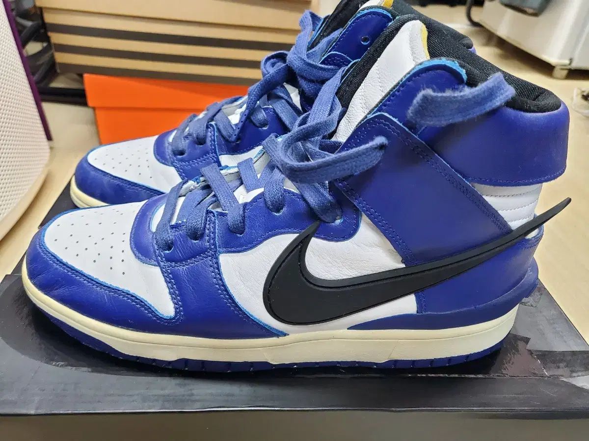 NIKE