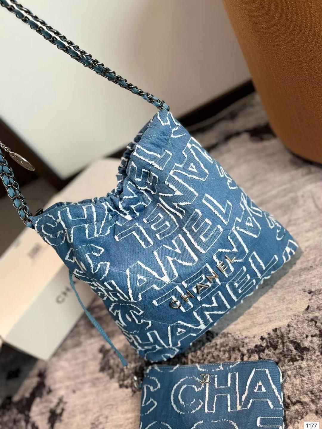 デニムのショッピングバッグで シンプルでレトロな｜