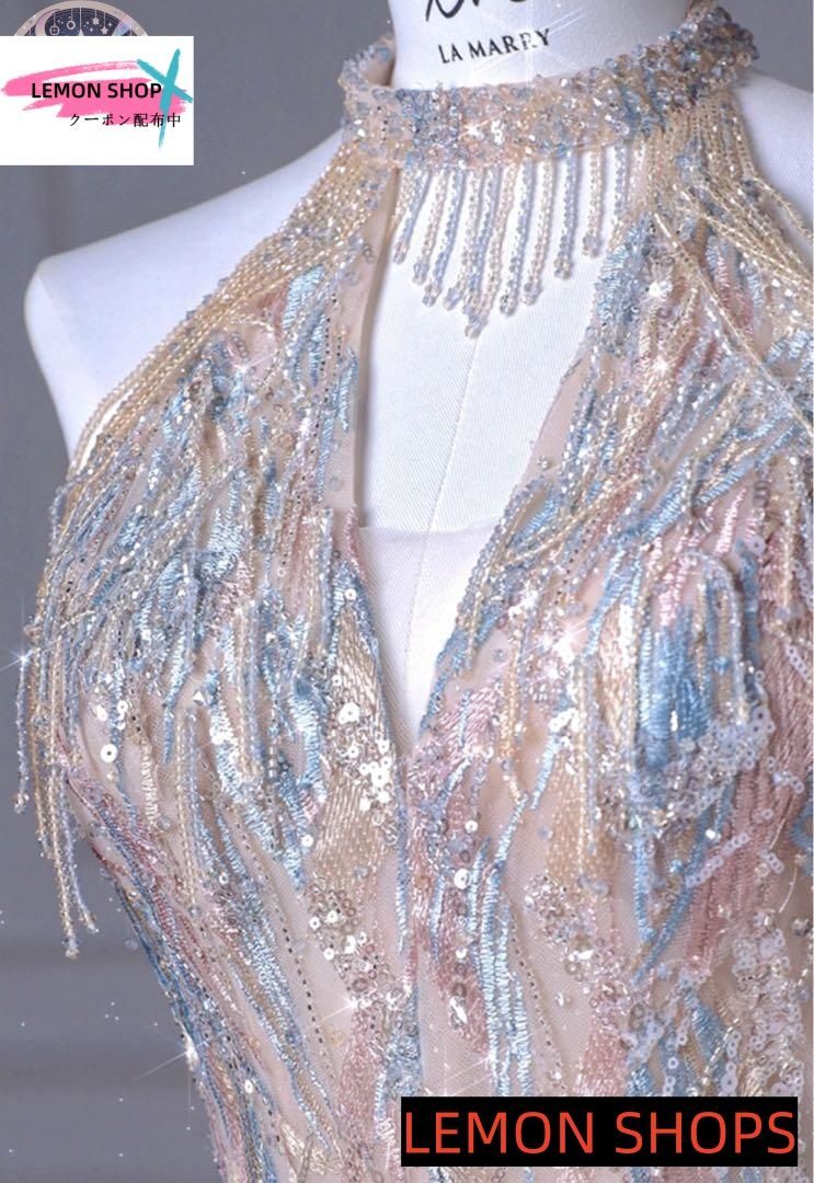 煌びやかなホルターネックイブニングドレス