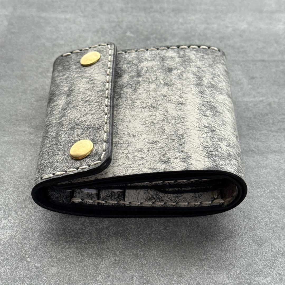 3つ折りトラッカーウォレット】本革ハーフウォレット ハトメ