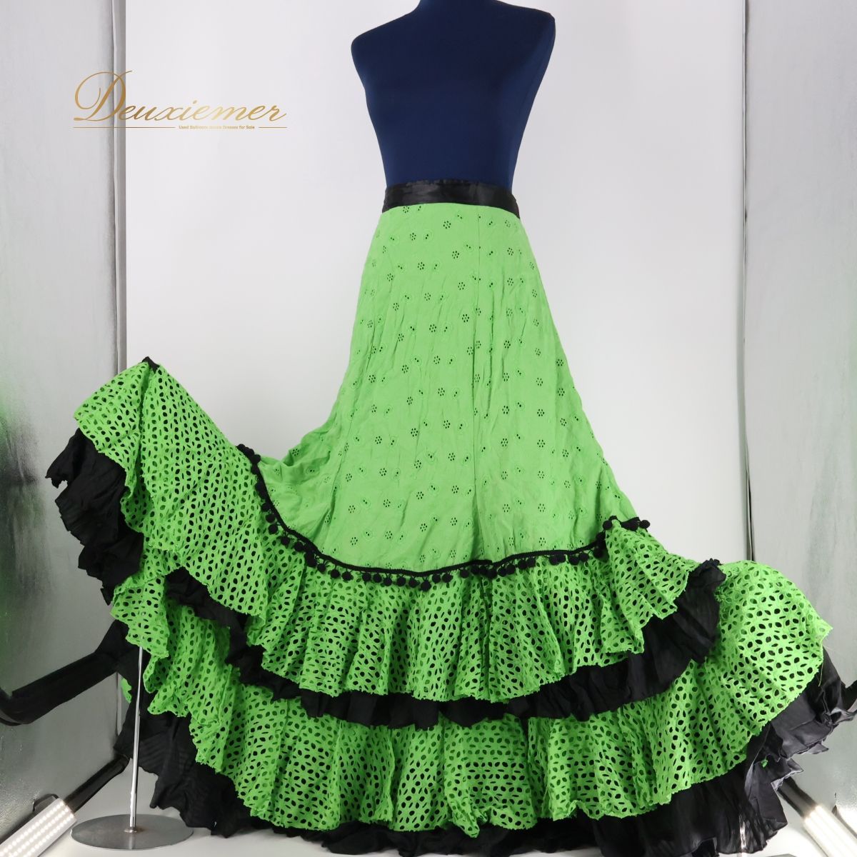 【美品 フラメンコ衣装】エメラルドグリーン×豪華フリル ドレス 大きく広がる裾 楽天市場】フリル ダンス用 スカート 大きい裾 裾幅広がる720