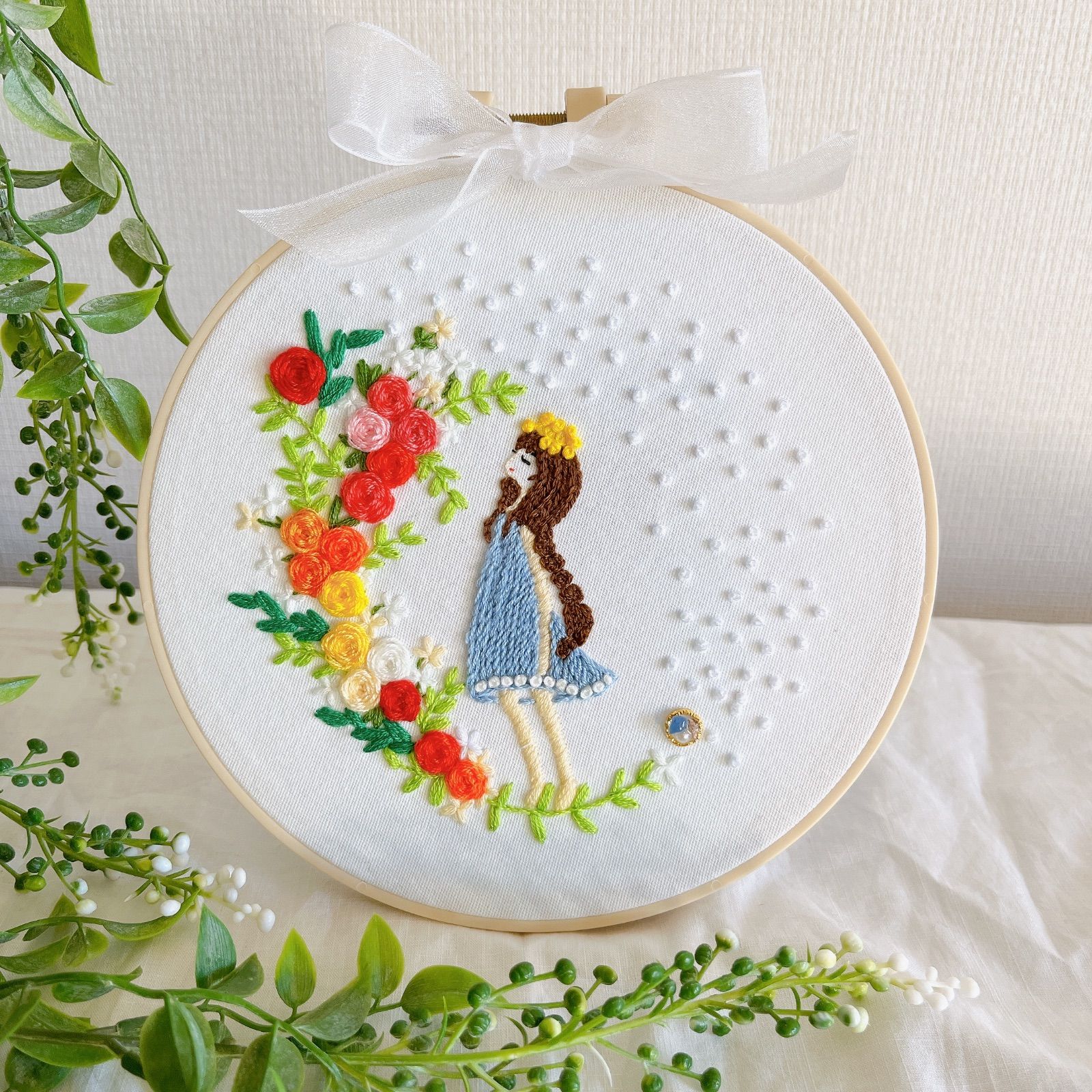 円型フレーム付き刺繍完成品㉔❁花飾りの少女❁ - メルカリ