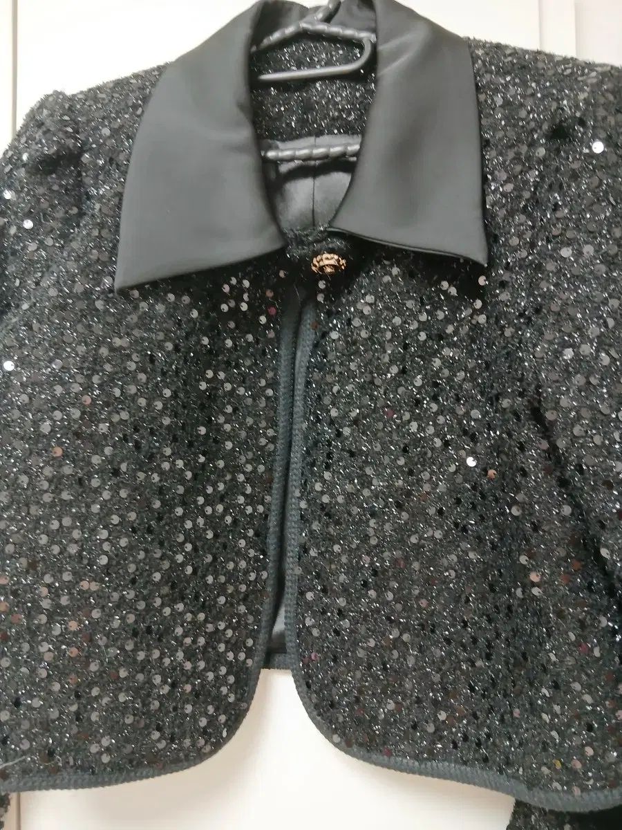 ブランド品セール。 黒 スパンコール ジャケット スカート セットアップ 66