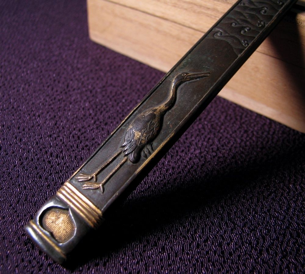 時代武具 赤銅製小柄 [銘：濱堅春親] 立鶴図 金色絵 桐箱付 江戸