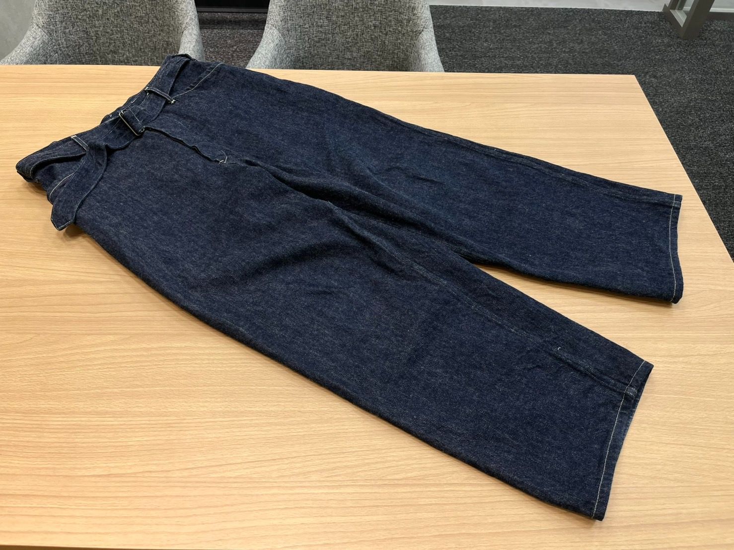 4731【極美品】コモリ ベルテッドパンツ M インディゴ　濃紺 ベルベッドデニムパンツ ジーンズ テーパード ボタンフライ