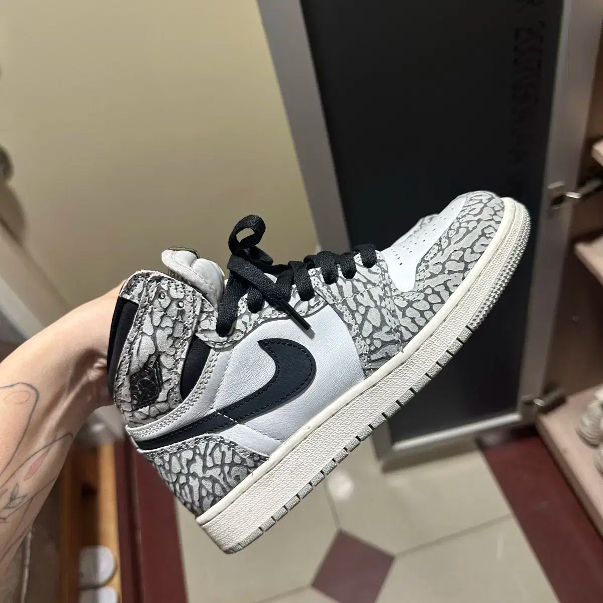 NIKE(ナイキ) エア ジョーダン 1 ハイ 白 セメント（エア