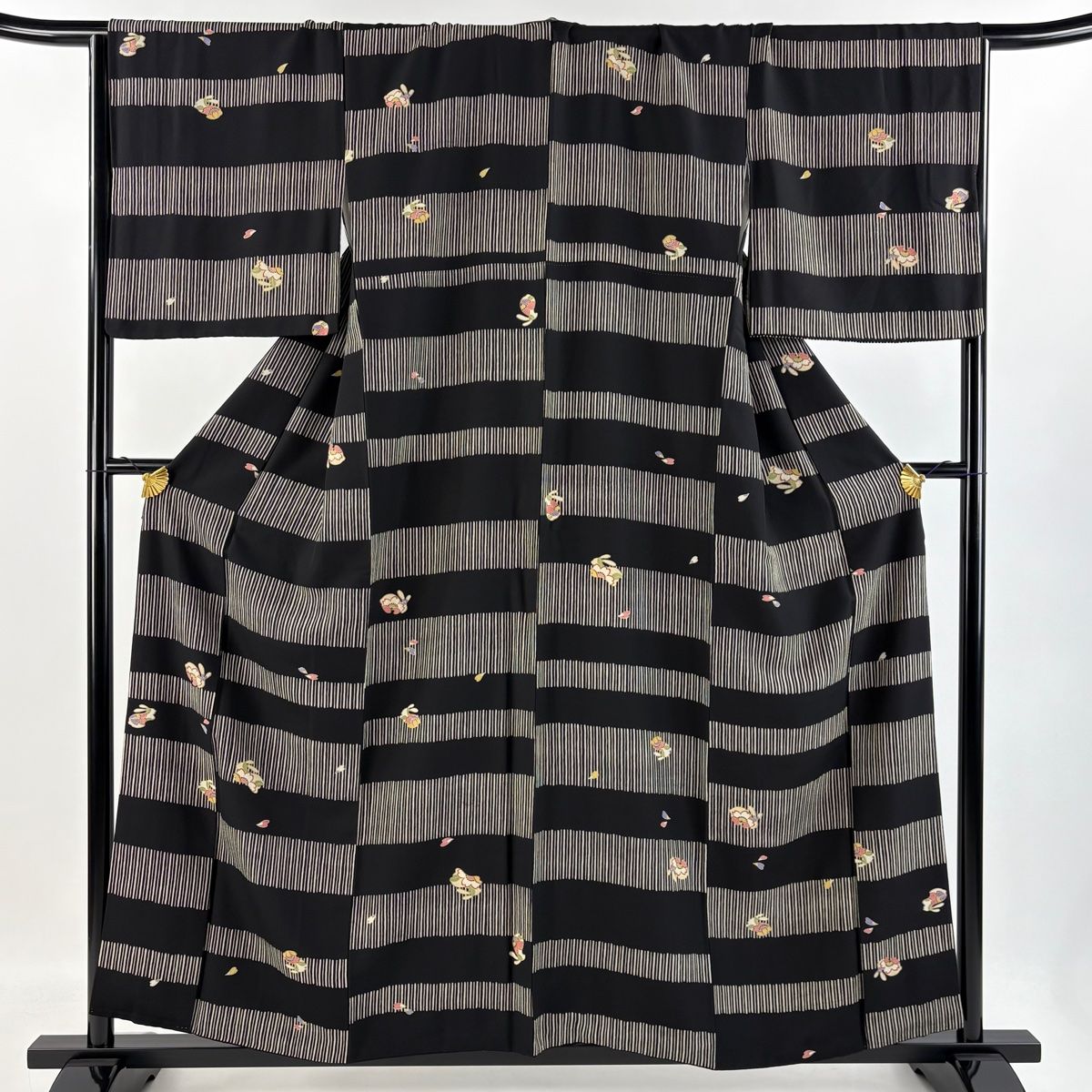 小紋 身丈158cm 裄丈67.5cm L 袷 うさぎ 桜 金彩 黒 正絹 美品 名品 【】