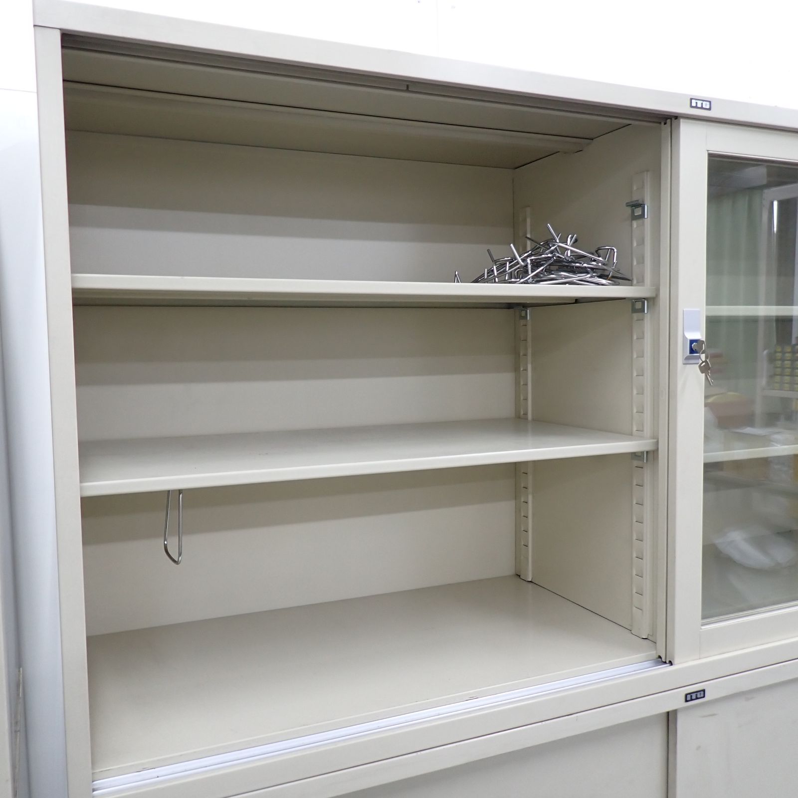 ITOKI イトーキ 鍵付きガラススライド上下書庫 キャビネット アイボリー 仕切り部品付属 直接 岐阜市 MARWIL-DEMENAGEMENTS_CH