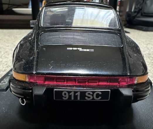 1/18ミニカー ポルシェ911クーペ 1983