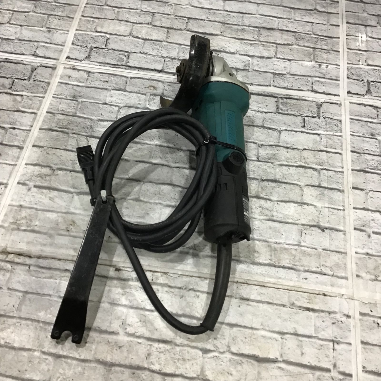 マキタ(makita) ディスクグラインダ 低速高トルク ブレーキ付 100mm 9533BLA【川口店】