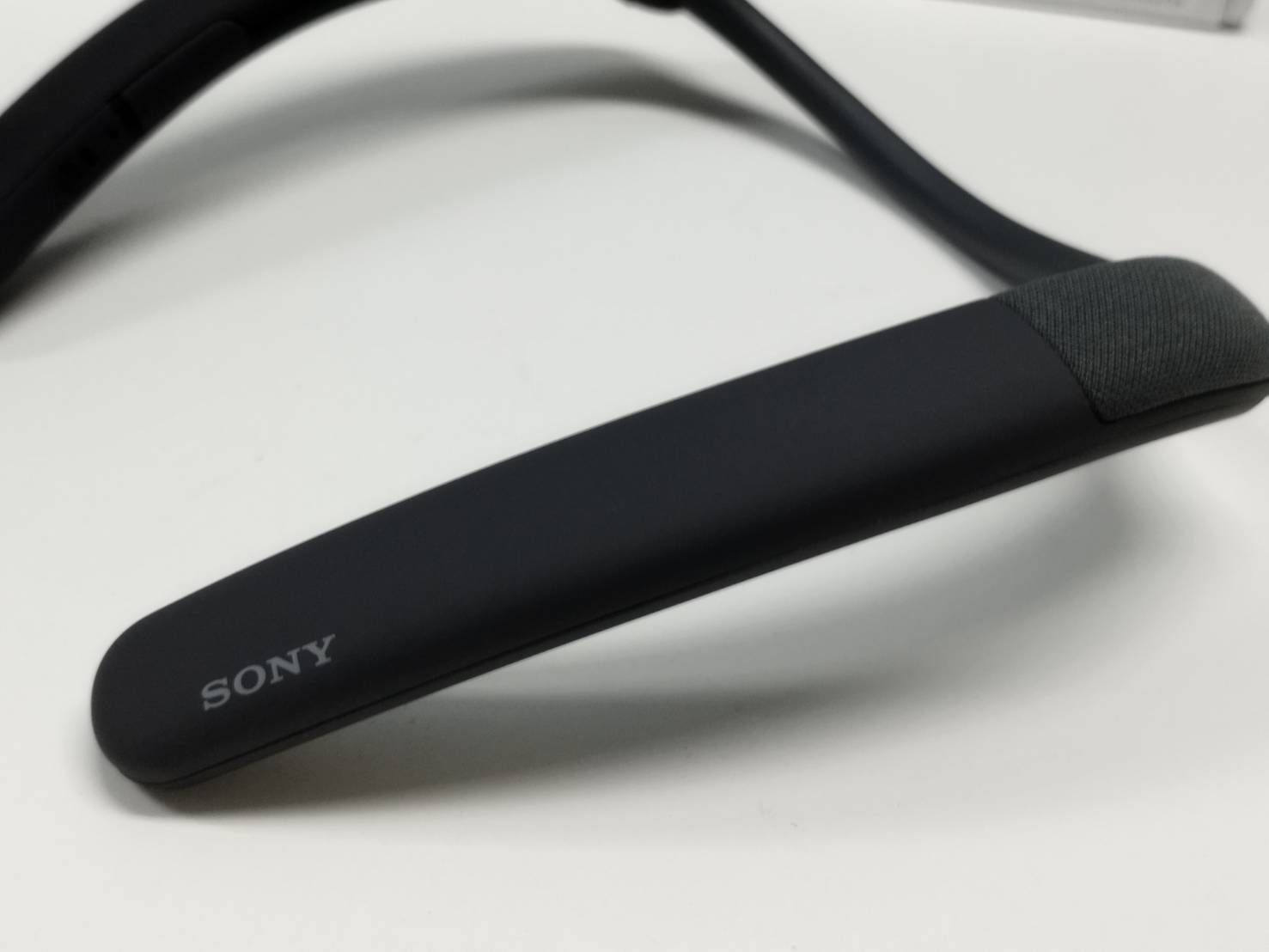 ソニー ワイヤレスネックバンドスピーカー SRS-NS7 : 360 Reality Audio対応/ハンズフリー通話/IPX4防滴/ロング SRS-NS7 使いこなしガイド | 使いかた | アクティブスピーカー／ネック