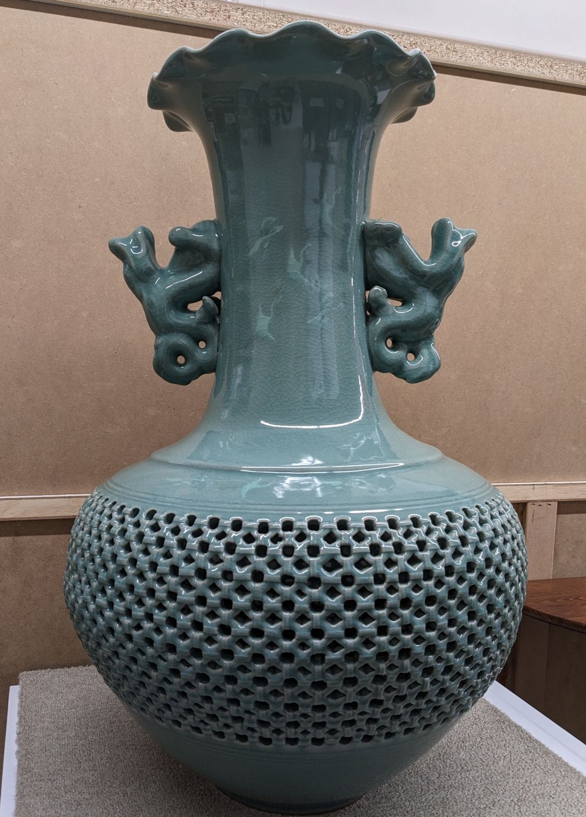 青山作　特大壺　青磁　透かし 雲鶴紋　二層網目　訳あり　花瓶　網目彫　緑色　双耳 芸元作 高麗青磁 大壺 花瓶 雲鶴文 網目透かし彫り 双耳 飾り壺