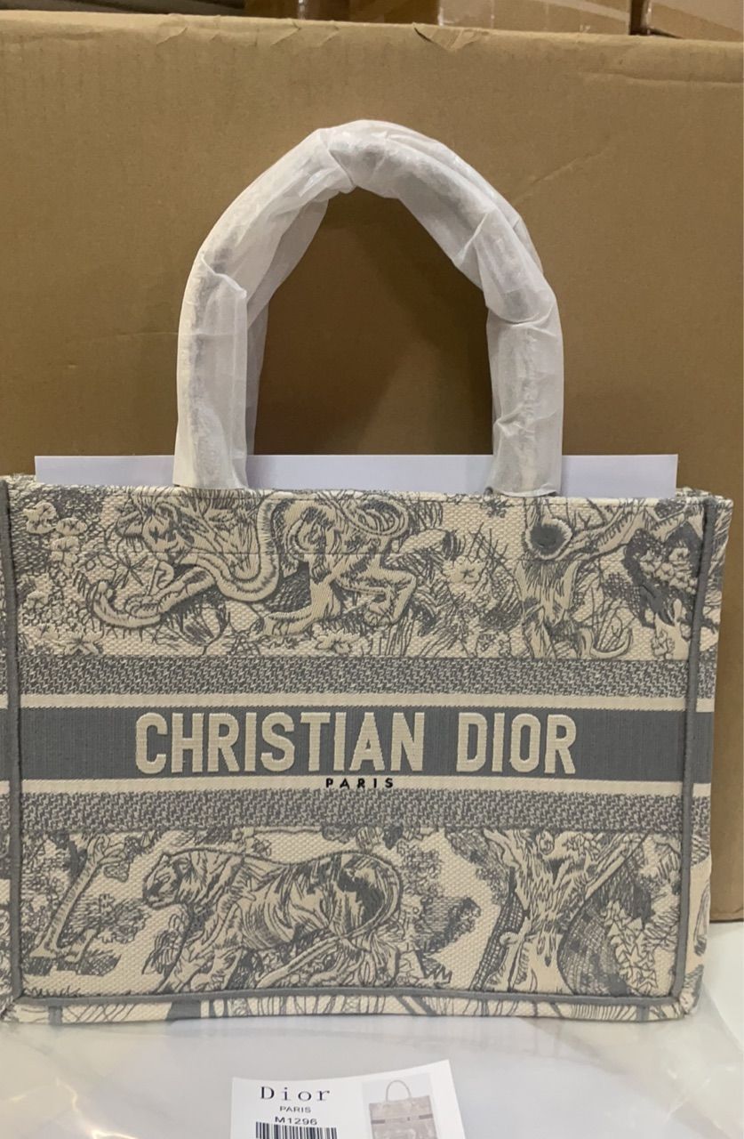 本日限定価格?Dior Book Tote バッグ ミディアム - メルカリ