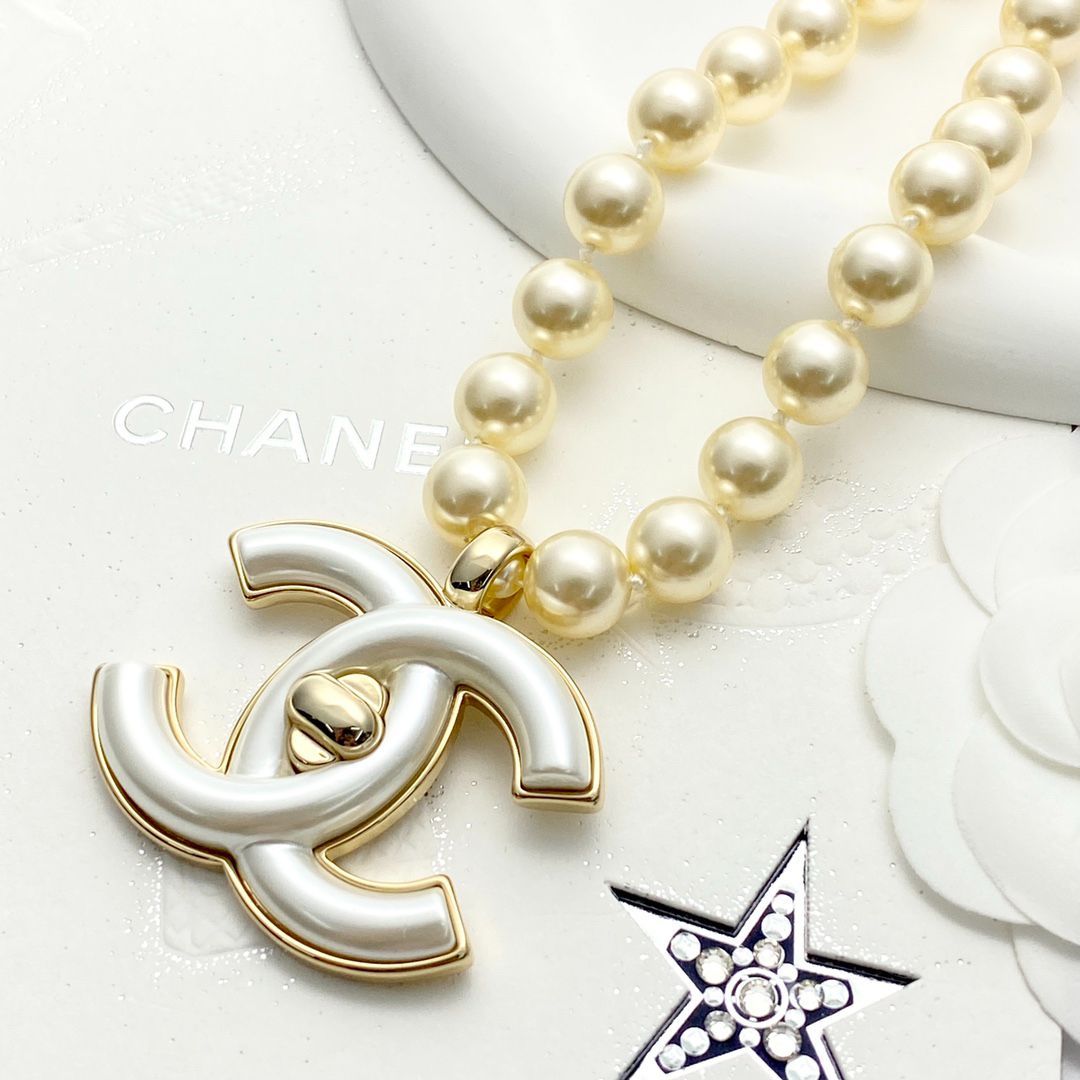 新品未使用 シャネル（CHANEL）ネックレス 大サイズミルキーホワイトパール ダブルC ゴールドエッジ＆バックルデザイン - メルカリ