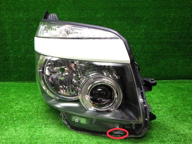 トヨタ　ZRR7075　ヴォクシー　前期　右ヘッドライト　HID　28-203　V8　250222009