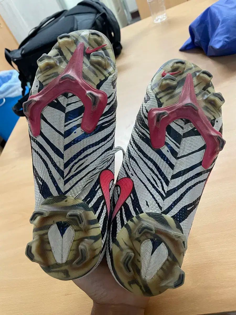 NIKE