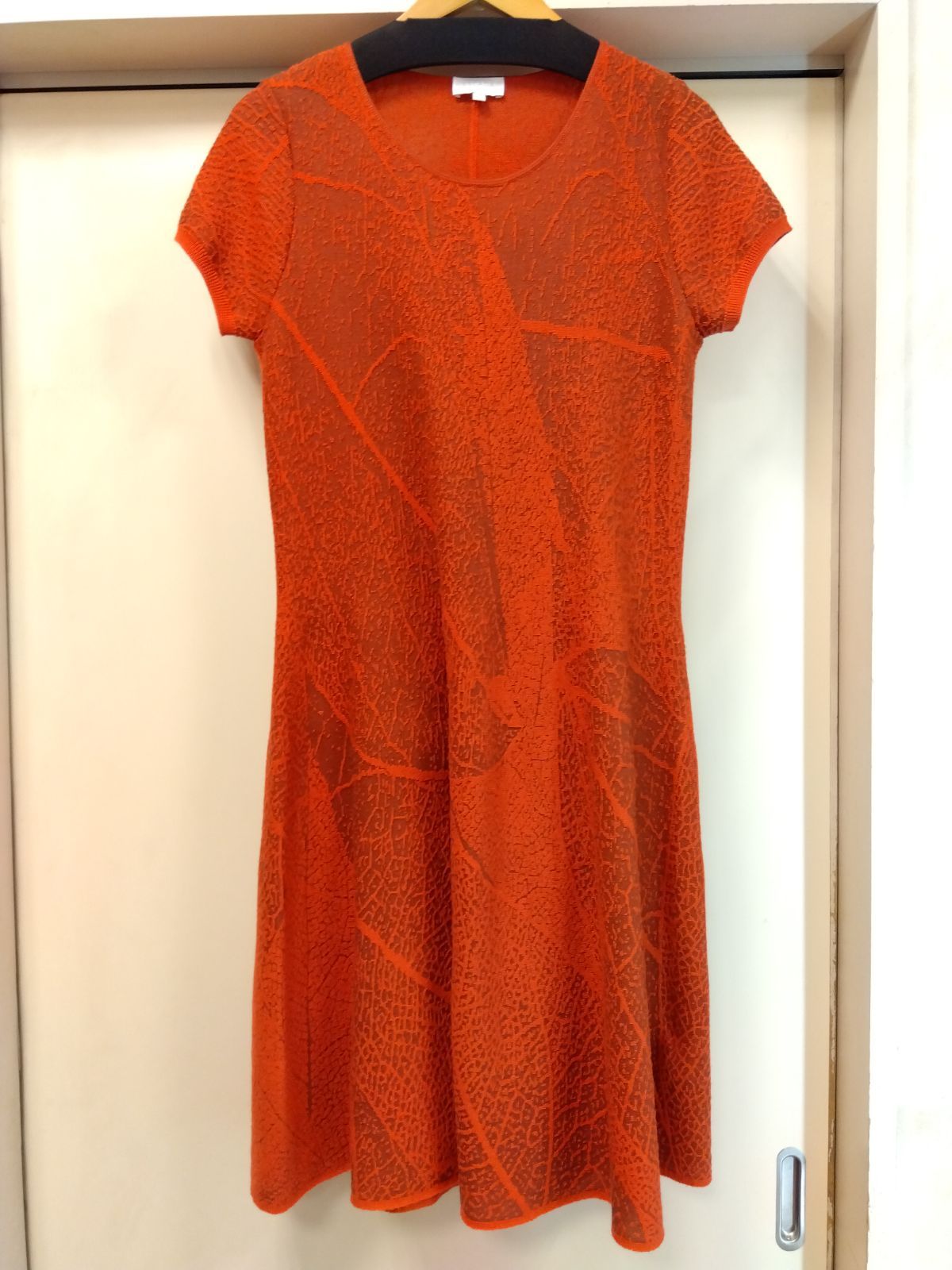 M7 エスカーダスポーツ ESCADA SPORT ワンピース サイズM ラムウール混 朱赤 柄 膝下丈フ 低身長 小柄な方向け