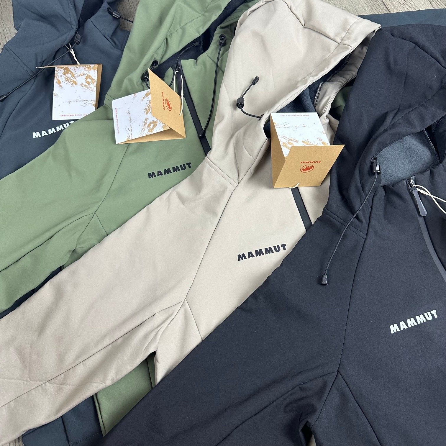 MAMMUT 秋と冬の男性と女性のカップルモデル屋外防風防水摩耗パッド入りソフトシェルフードジャケット