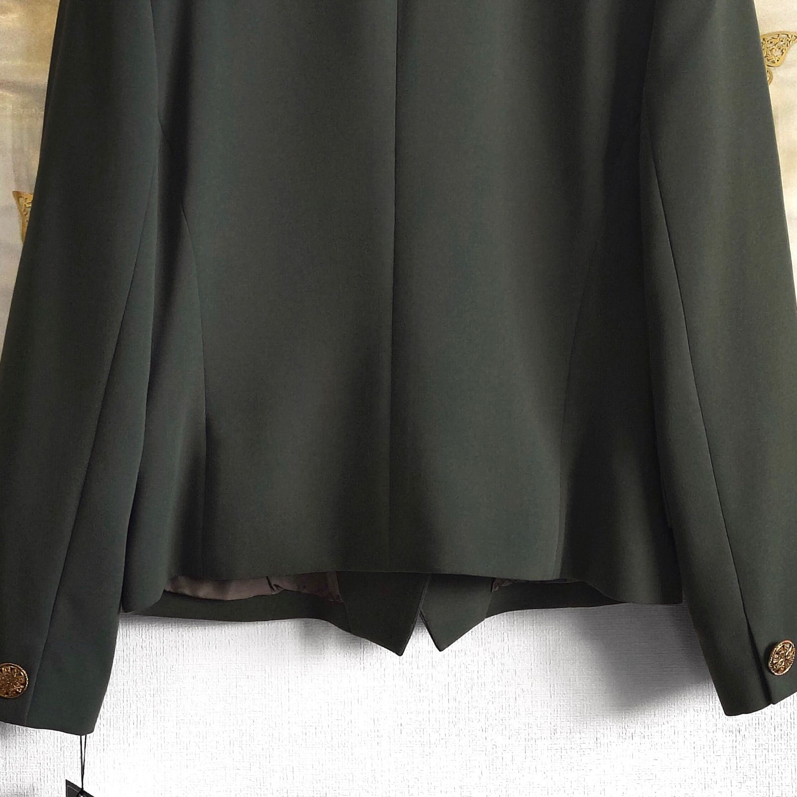 新品未使用タグ付き定価新品 ノーカラーコート ショートジャケット 金釦 長袖 カーキ グリーン 深緑色