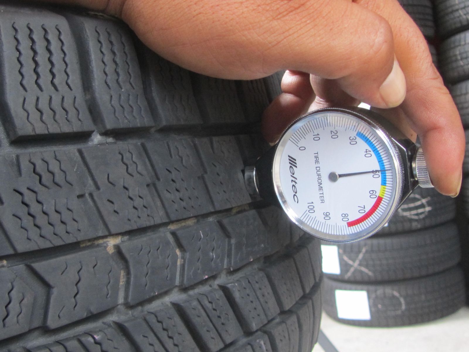 騒がしくない 195 65R15 スタッドレス グッドイヤー アイスナビ8 製タイヤ 80系ノア外し 2025大特価！