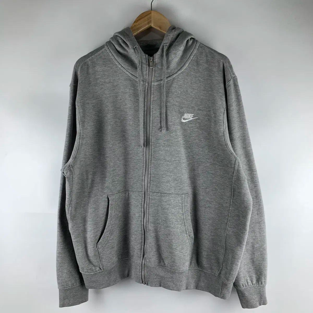 Nike(ナイキ） グレー 裏起毛 フード付き ジップアップパーカー