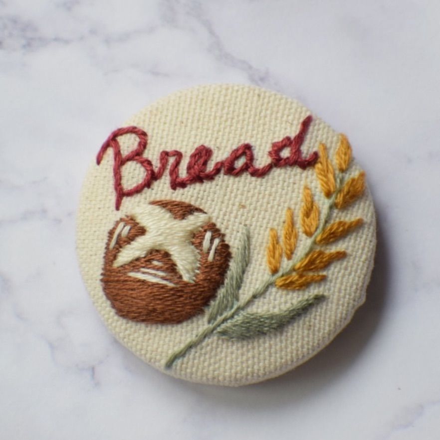 刺繍くるみボタン ヘアゴム パン刺繍 手刺繍 - メルカリ