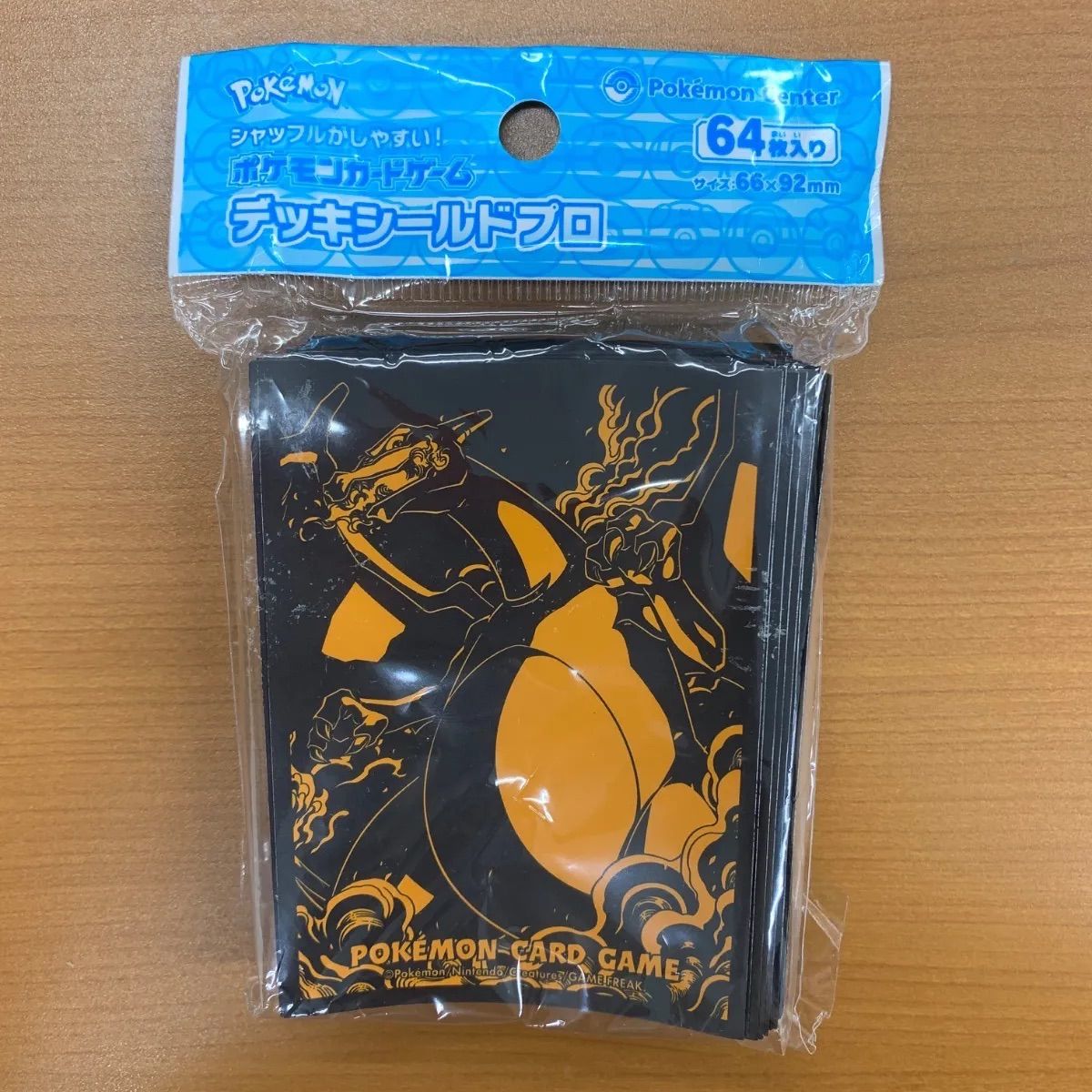 【激レア】 ポケモンカード リザードン エンブレム スリーブ デッキシールド ポケモンカードゲーム デッキシールド プロ リザードン ｜【公式