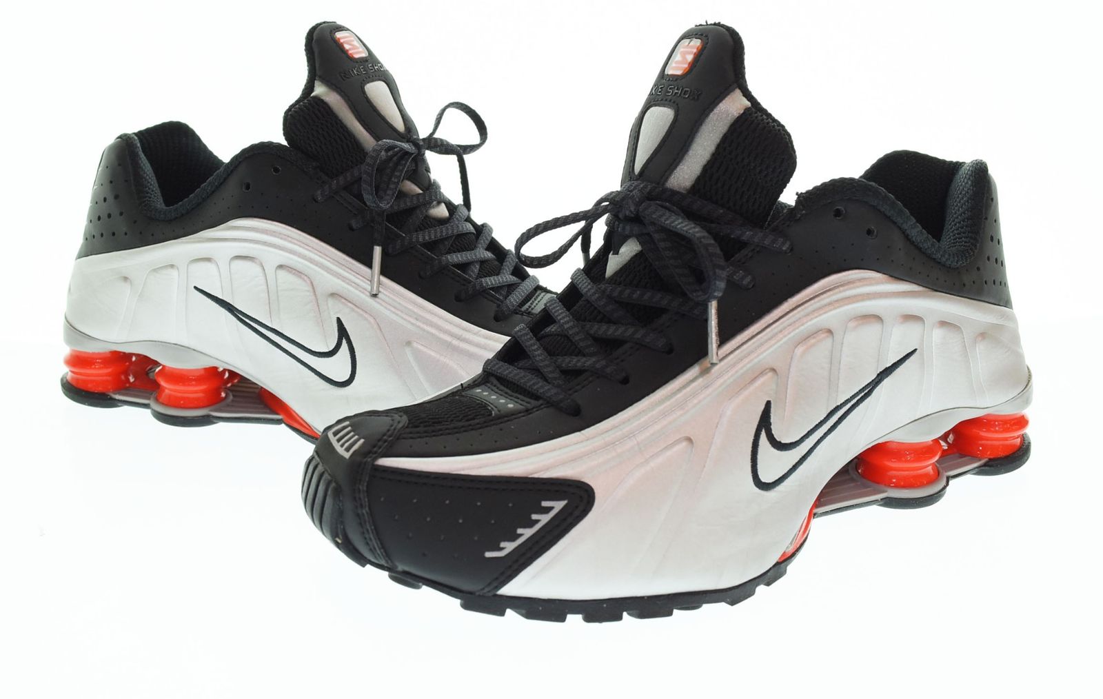 ナイキ NIKE SHOX R4 BLACK/LLIC SILVER-MAX ORANGE ショックス BV1111-008 メンズ靴 スニーカー シルバー 27cm 103S-1024