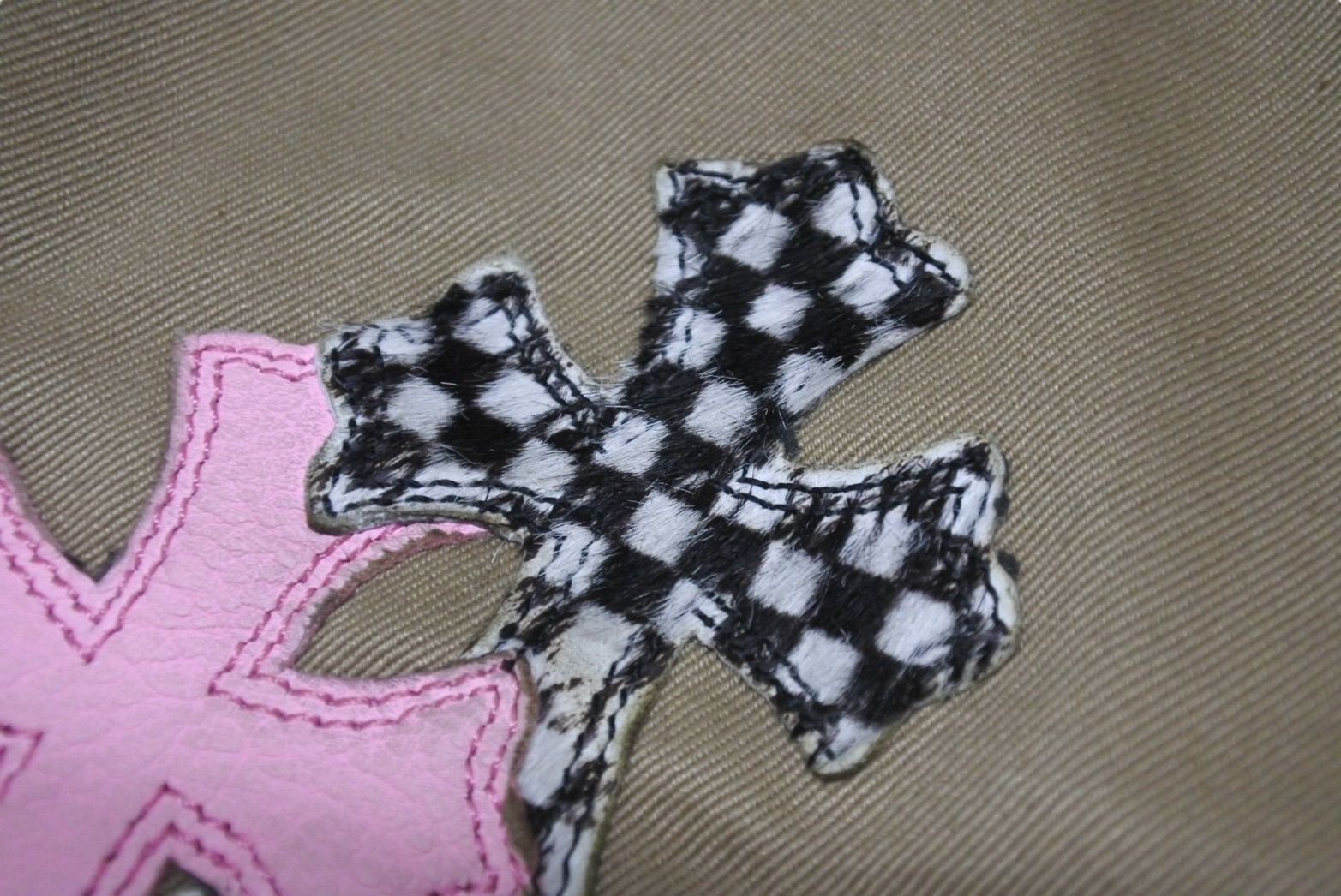 CHROME HEARTS セメタリークロスパッチクッション ピンクベージュ CHROME HEARTS セメタリークロスパッチクッション ピンク