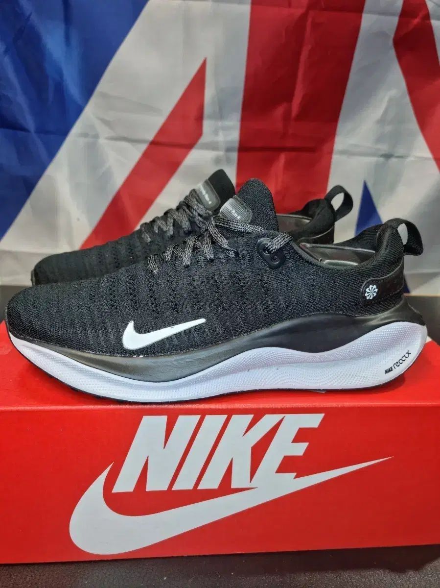 NIKE ナイキ リアクト 黒 白 スニーカー 245