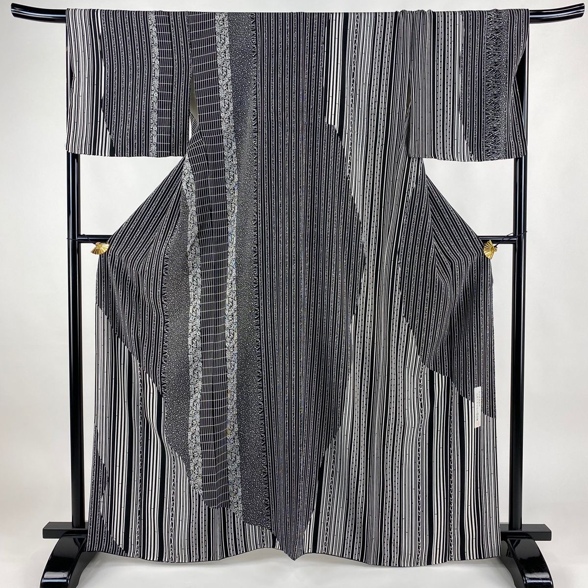 付下げ 身丈164.5cm 裄丈68.5cm L 袷 落款 竹縞 草花 黒 正絹 名品