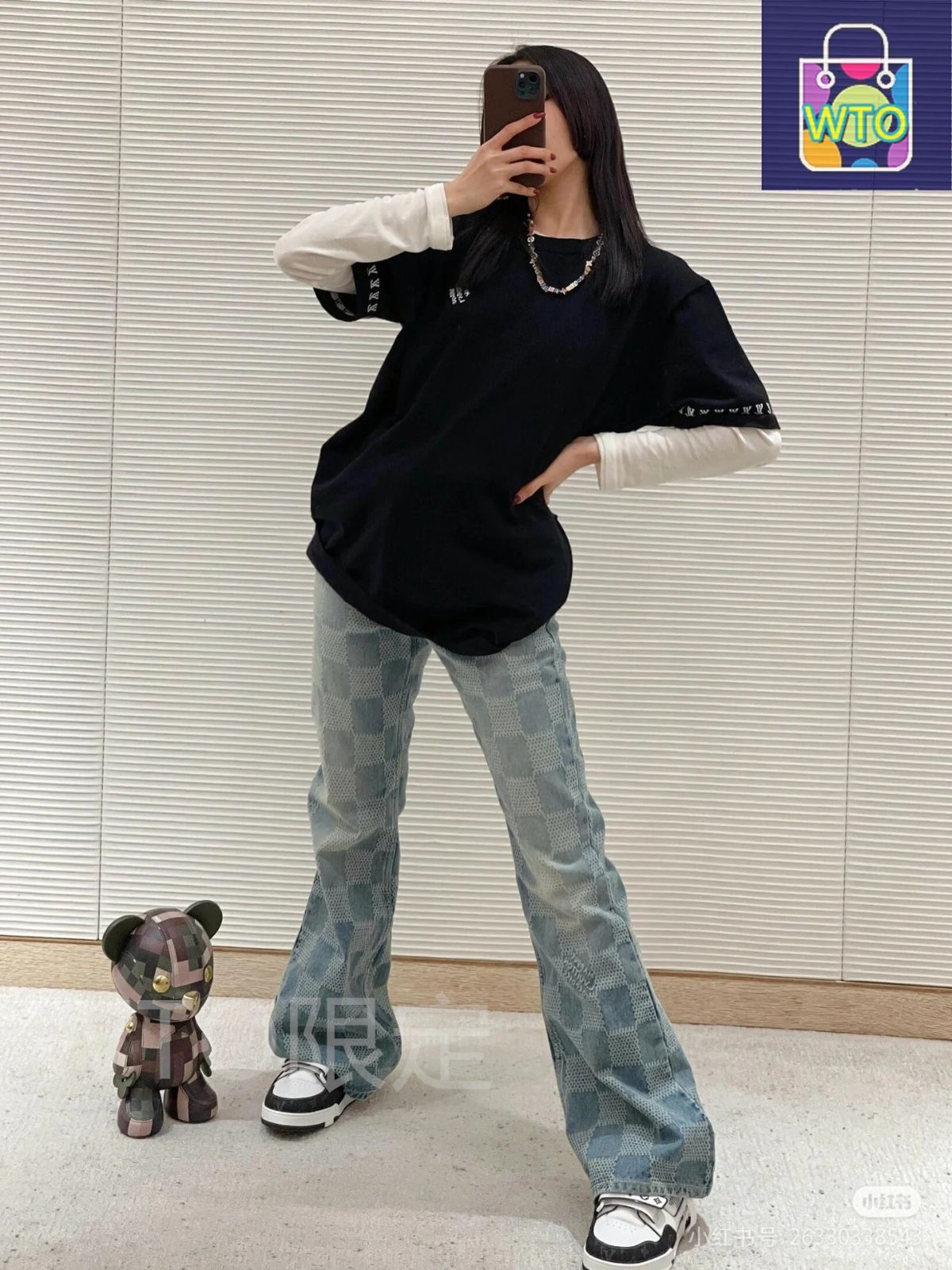 VUITTON チェッカーボード柄のジーンズ