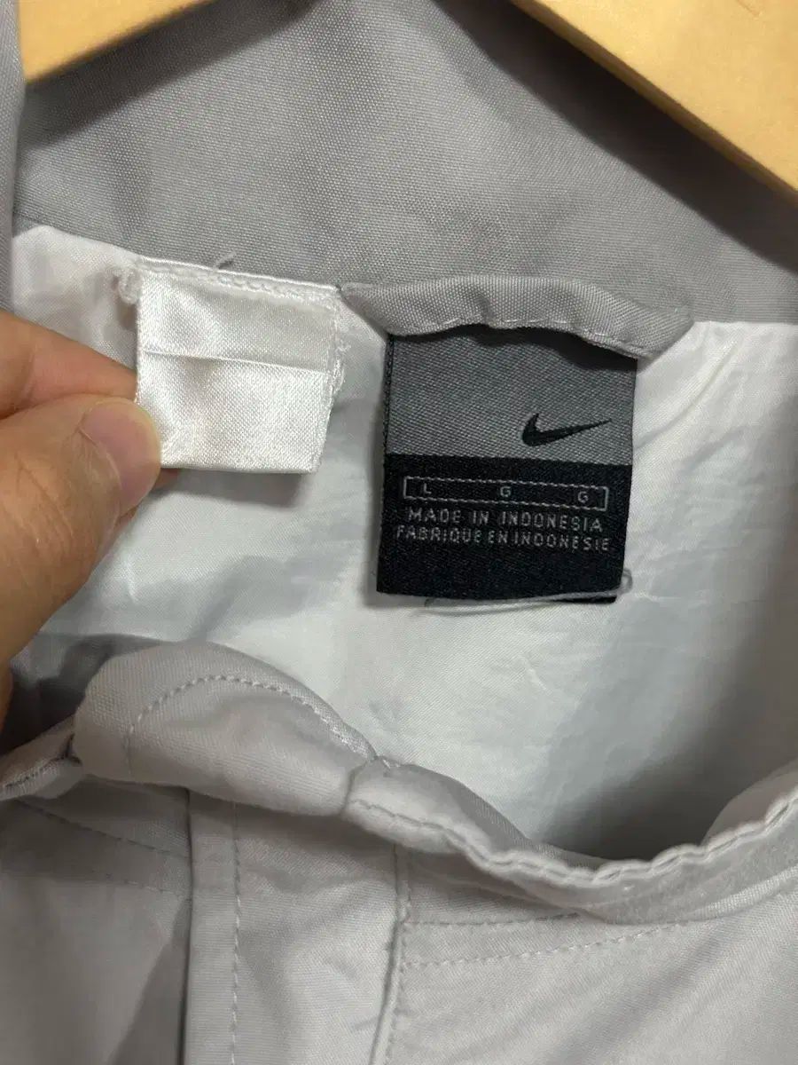 【国内正規品】 NIKE ナイキ マンＵ 必須アイテム ウィンドブレーカー グレー L