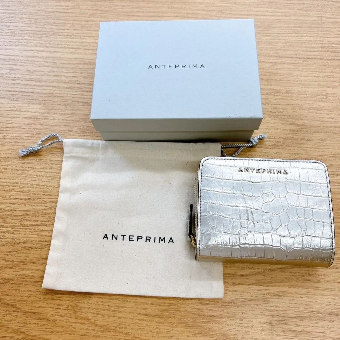 アンテプリマ レザー二つ折り財布 シルバー - メルカリ
