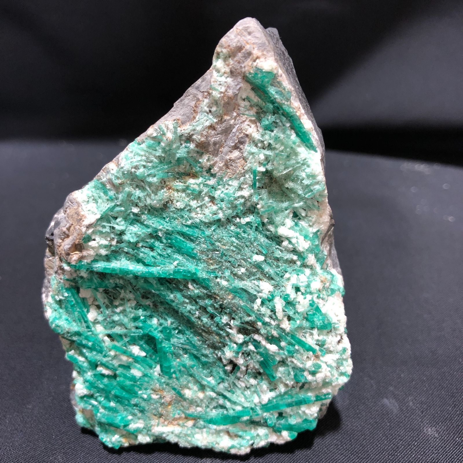 エメラルド 原石 母 岩 母岩付き原石 鮮やかなグリーンの結晶 
