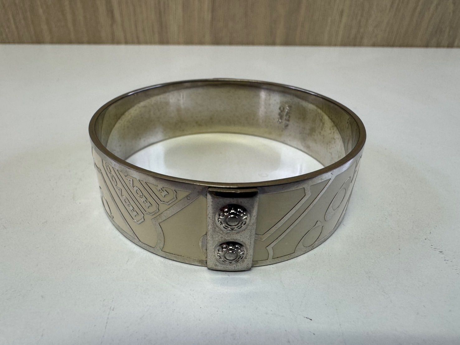 中古品】 COACHコーチ ロゴ入り バングル 白ホワイト×シルバー 