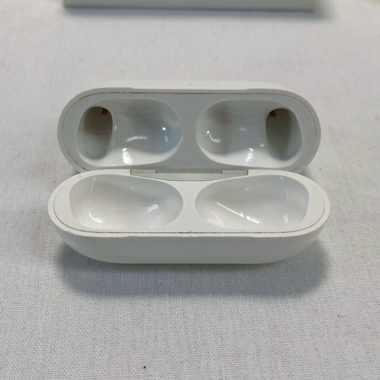 ジャンク品】AirPods/Pro/MWP22J/A/本体/充電ケース付き/通電
