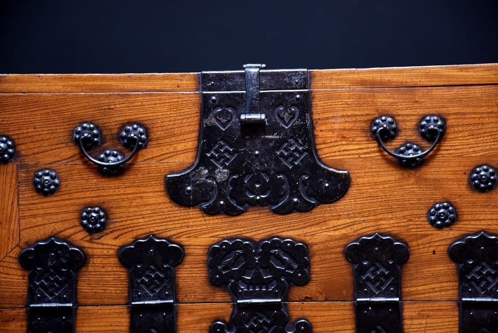 蔵A5514 朝鮮古美術 前板欅材 松造 鉄金具 バンダジ 李朝家具