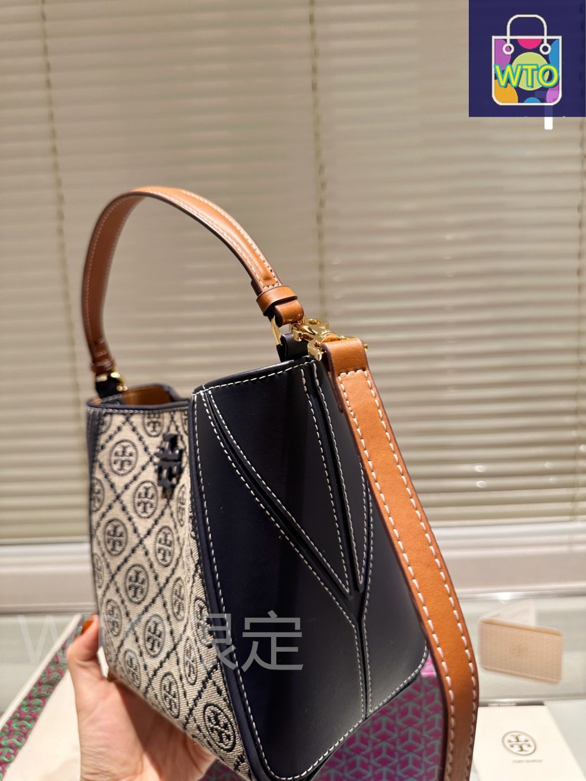 美品　トリーバーチTバケットバック トリーバーチ ハンドバッグ TORY BURCH 80504 458 T MONOGRAM