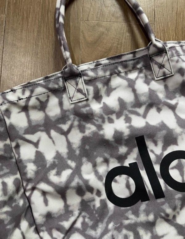 Alo Yoga★セレブに大人気♪軽くて大容量ショッパートートバッグ ○ 限時特惠○【大人気/セレブ愛用】【alo Yoga】軽くて大容量