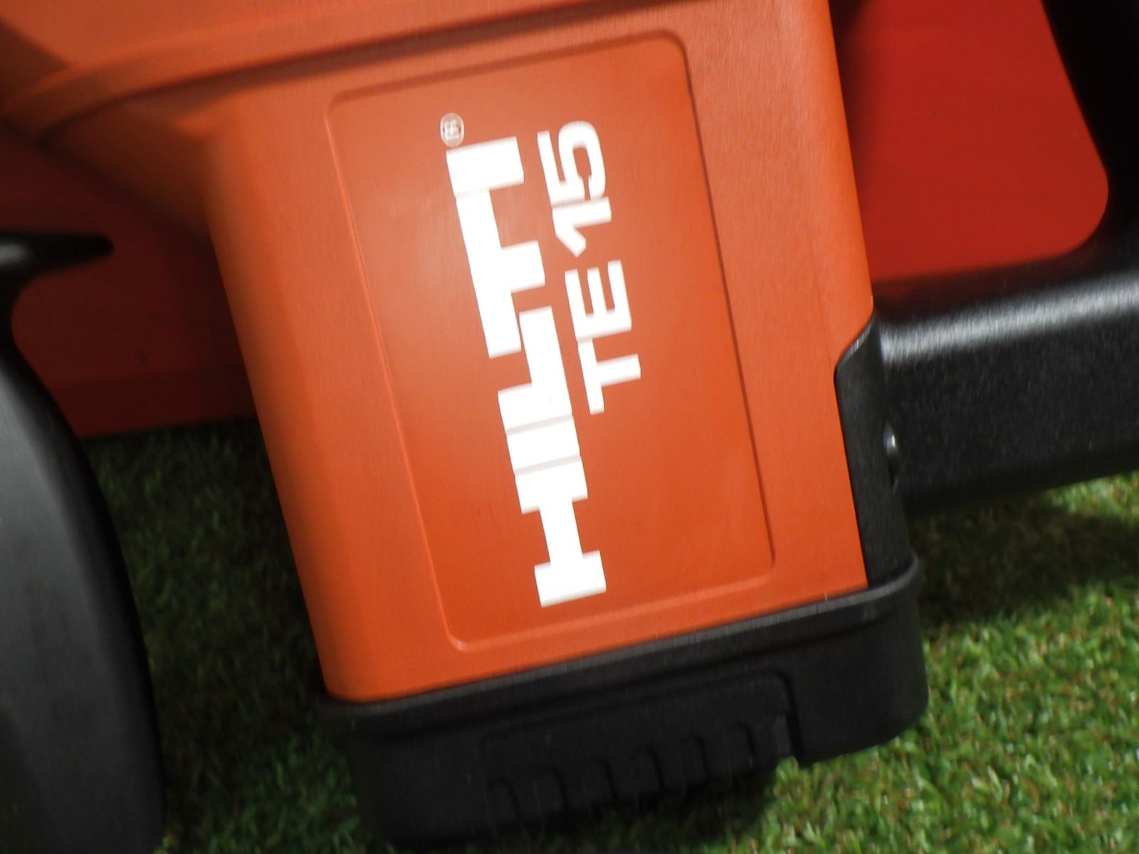 コンクリートや石材への穴あけなどに HILTI ハンマードリル TE15 品