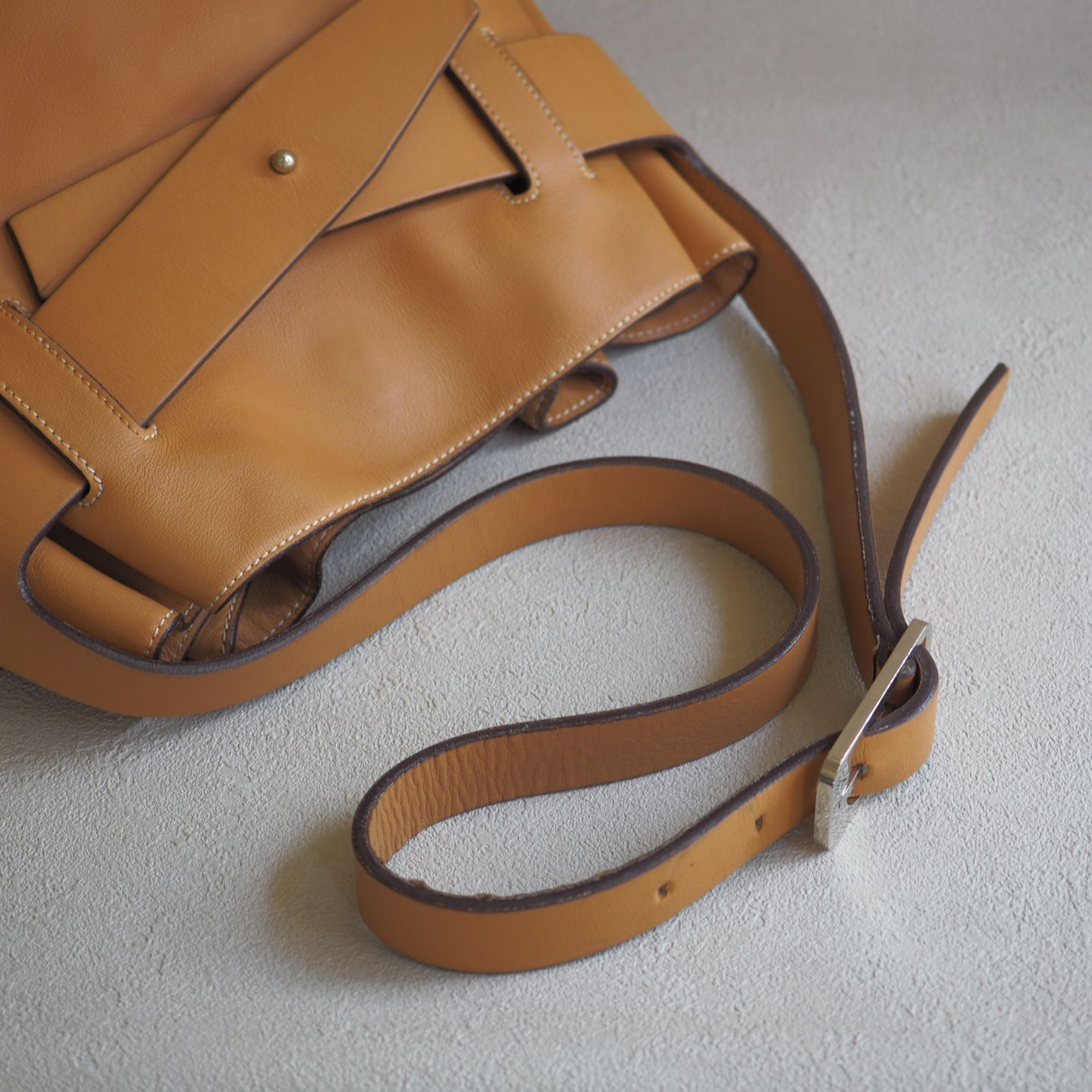 ロエベ LOEWE レザー ショルダーバッグ ベージュ 斜めがけ