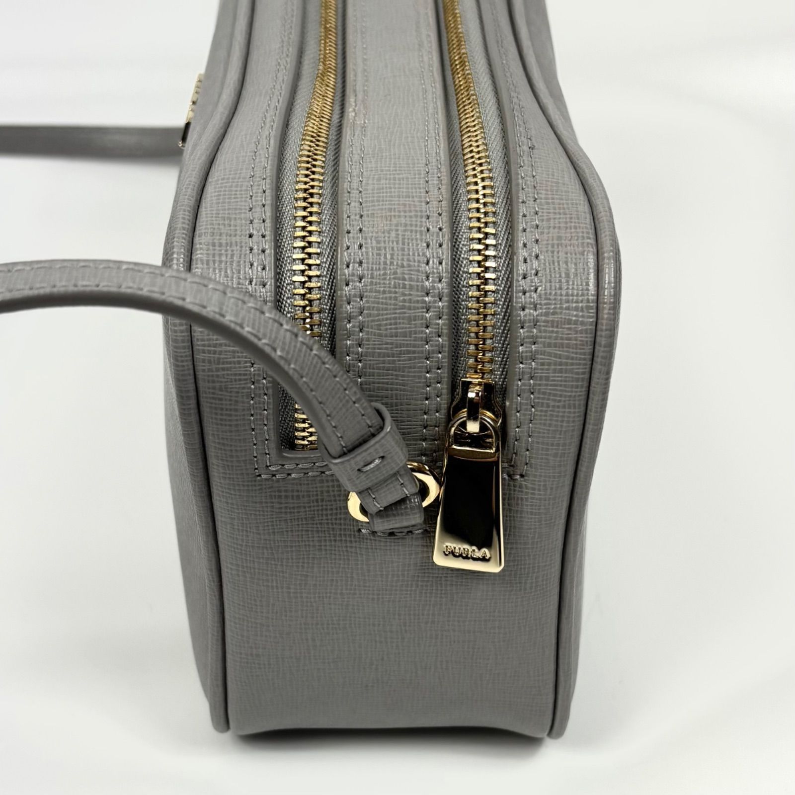未使用級✨フルラ リリー  サフィアーノ ダブルファスナー グレー カメラバック FURLA フルラ リリー ショルダーバッグ ダブルファスナー ポシェット