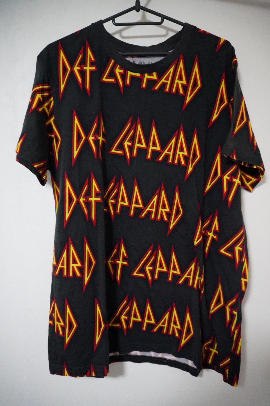 【夏物最終値下げ2】DEF LEPPARD Tシャツ 総柄 XL バンドT ロックT used デフ・レパード