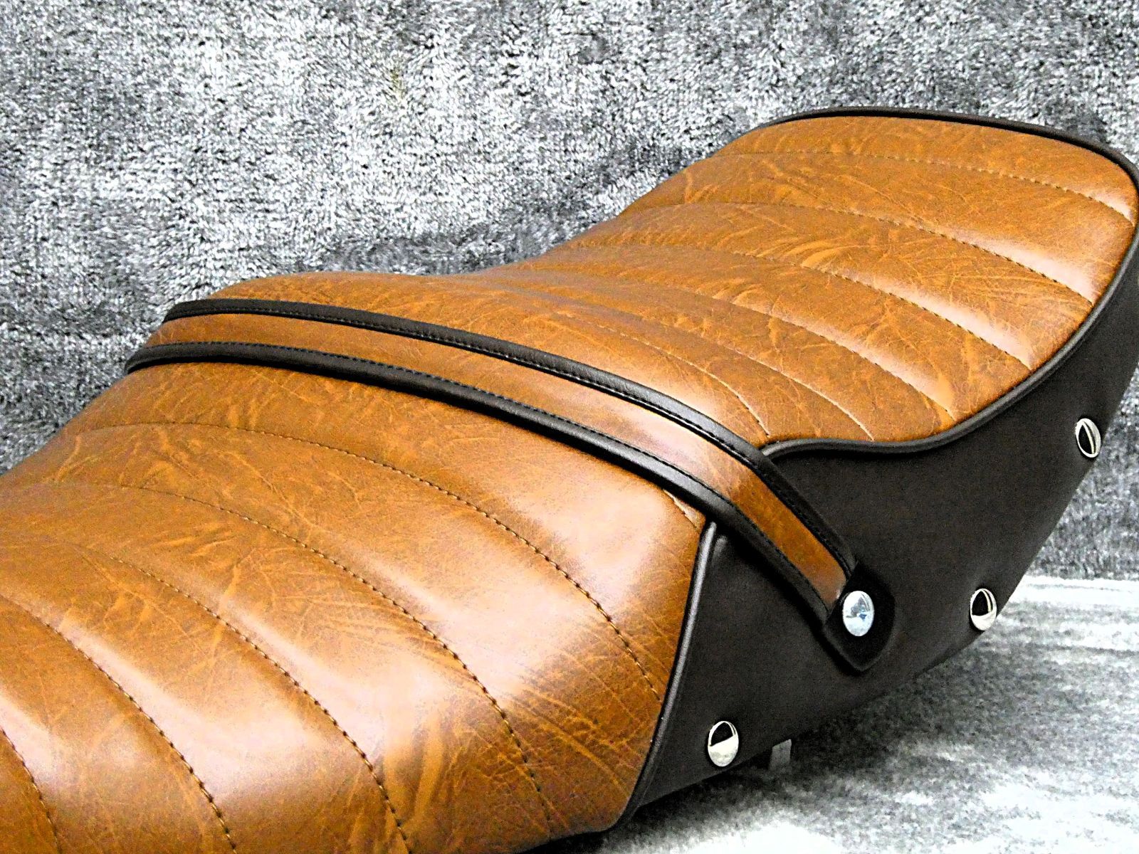 ＺＲＸ４００ 鋲打ち 茶ツートン タックロールシート 完成品 アンコ抜き タックロール ZRX400 ZRX400Ⅱ ZR400E