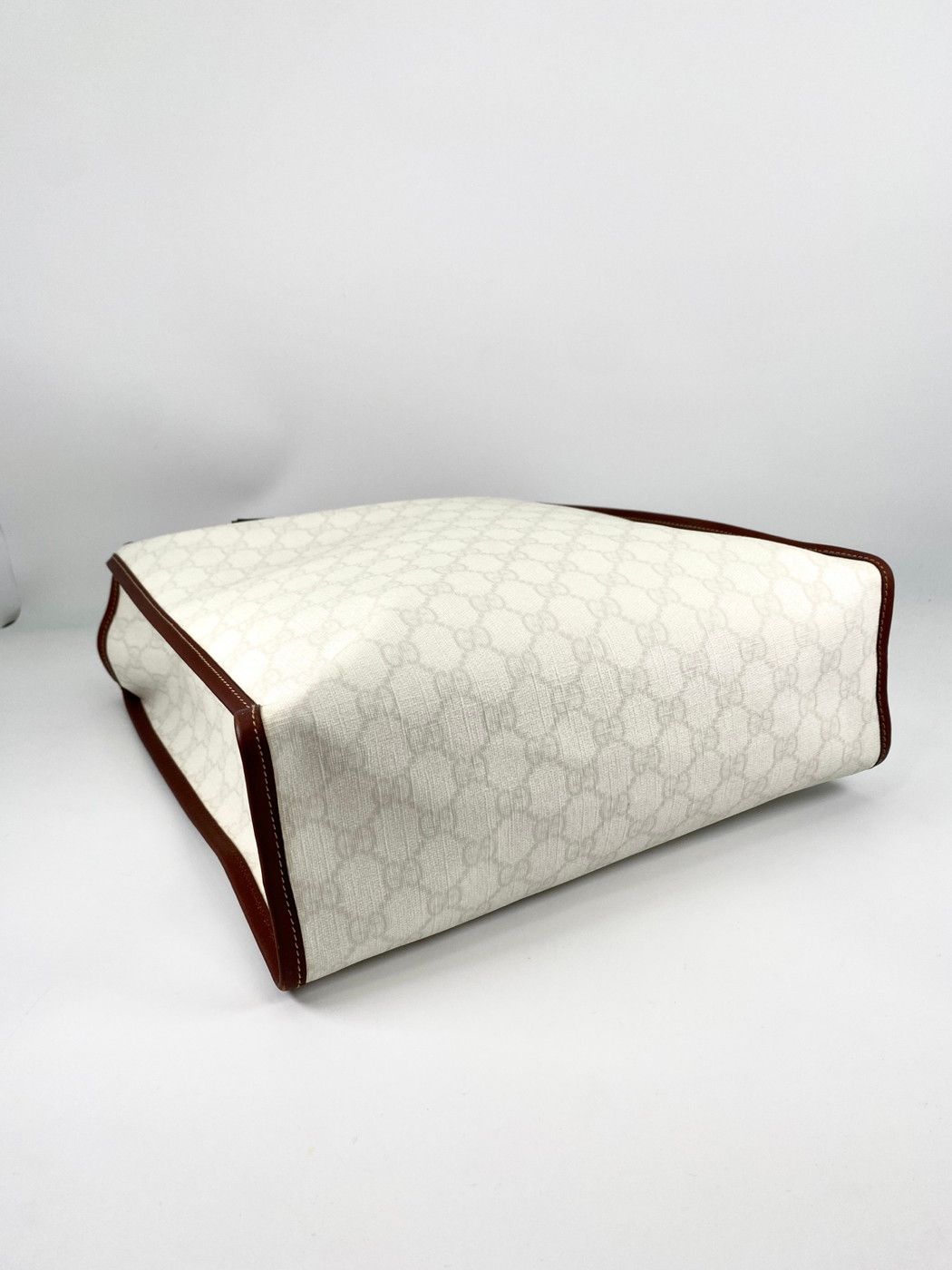 GUCCI GGスプリーム トートバッグ パイピング ホワイト 9324 GUCCI グッチ GGスプリーム トートバッグ 縦長 パイピング
