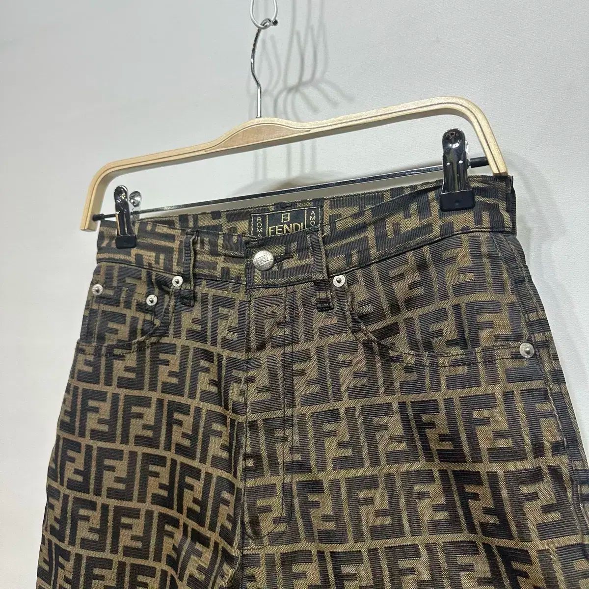FENDI フェンディ ロゴ パンツ 販売しています