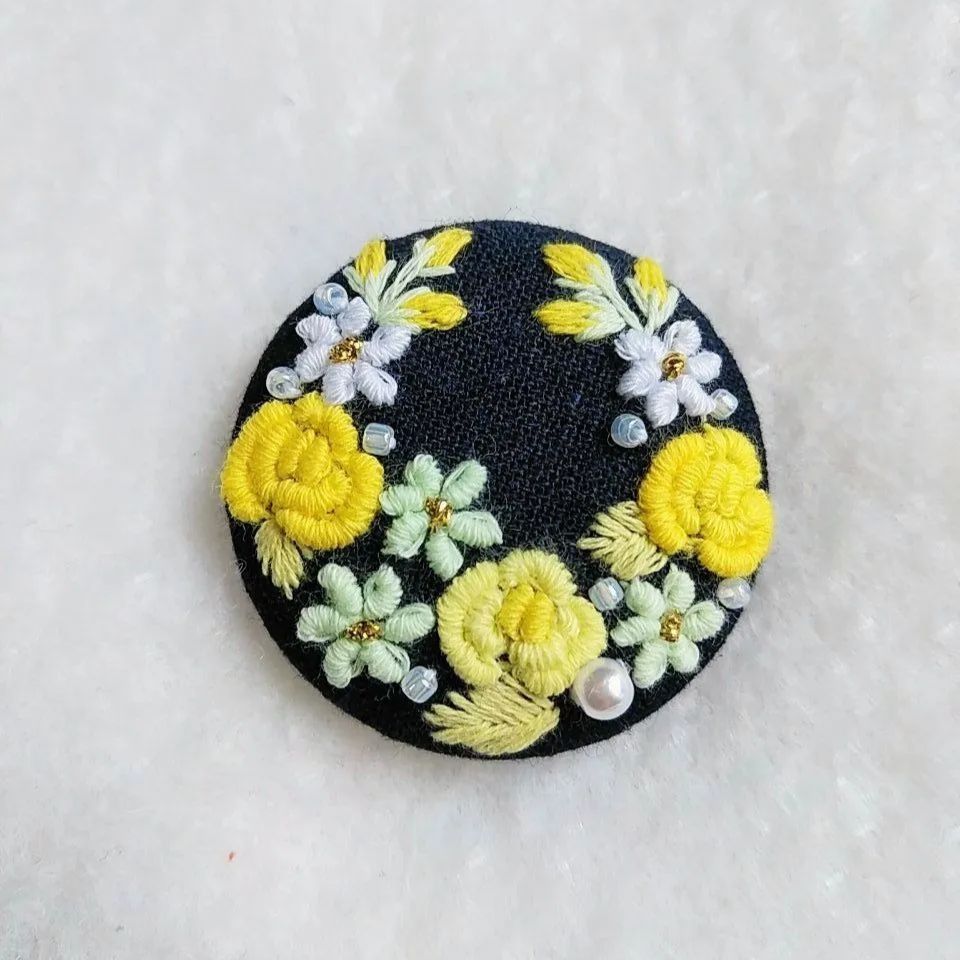 薔薇刺繍♡3.7センチくるみボタン☆ヘアゴム又はブローチ - メルカリ