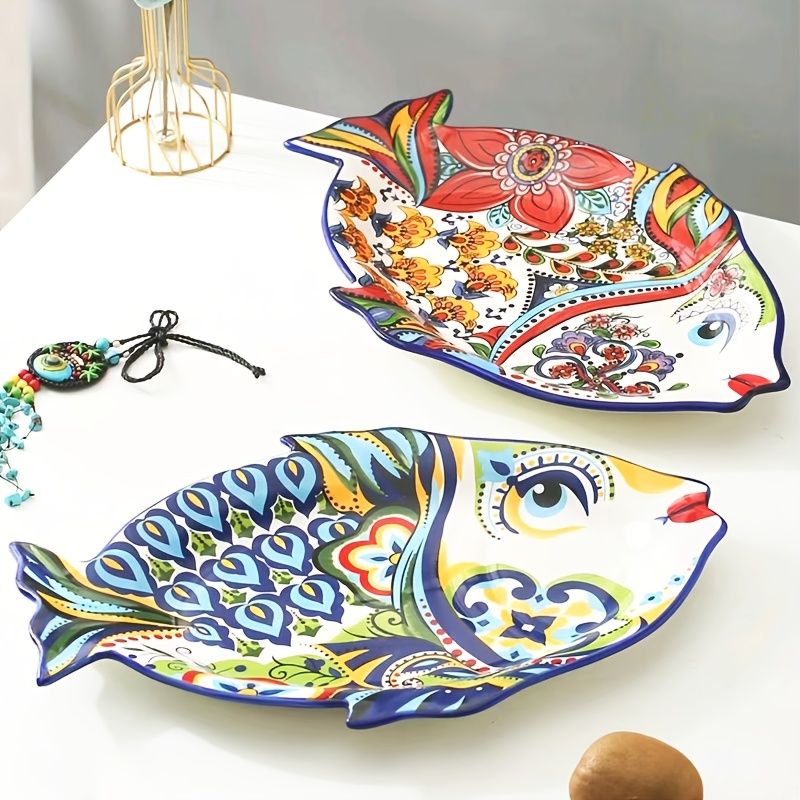 手描きアンダー釉セラミック魚の形のフルーツプレート 漫画のデザインクリエイティブサービングトレイ