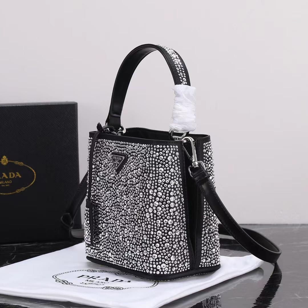 プラダ PRADA ショルダーバッグ｜本日限定特価｜新品未使用